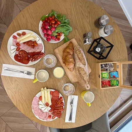 Z Balkonem I Parkingiem ヴロツワフ