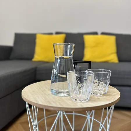 Z Balkonem I Parkingiem アパート ヴロツワフ